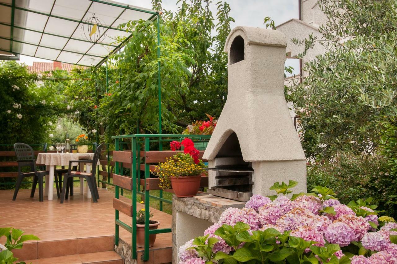 Studio And Apartment Nadia With Garden Poreč Exteriör bild