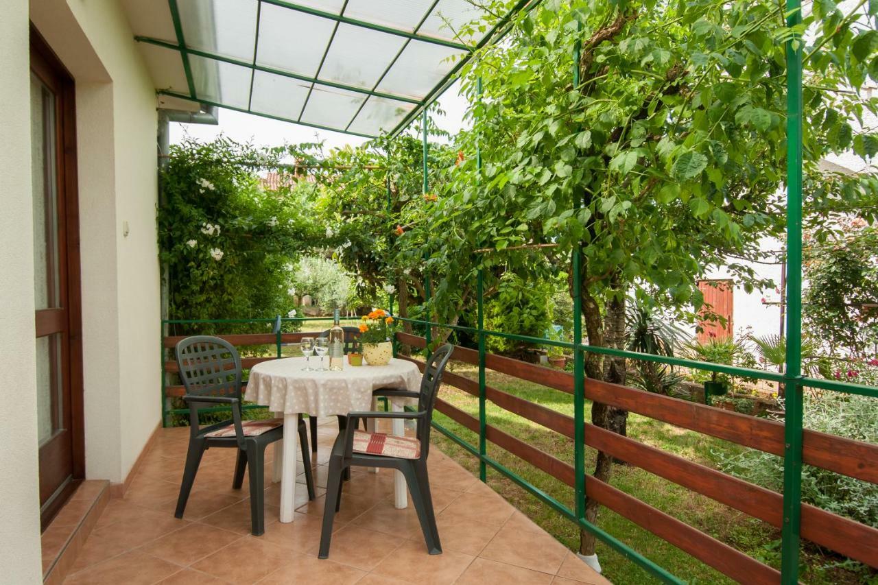 Studio And Apartment Nadia With Garden Poreč Exteriör bild